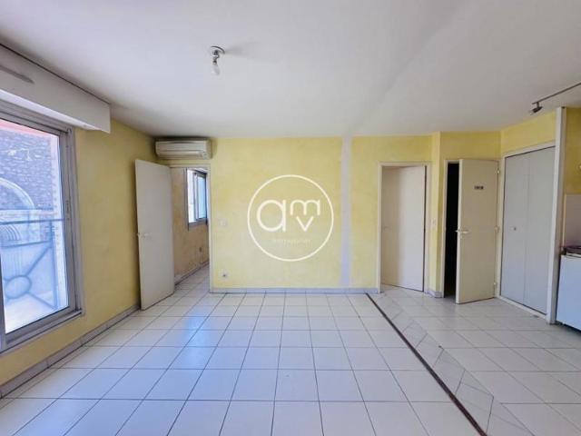 HYERES GARE APPARTEMENT T2 STATIONNEMENT PRIVATIF CAVE
