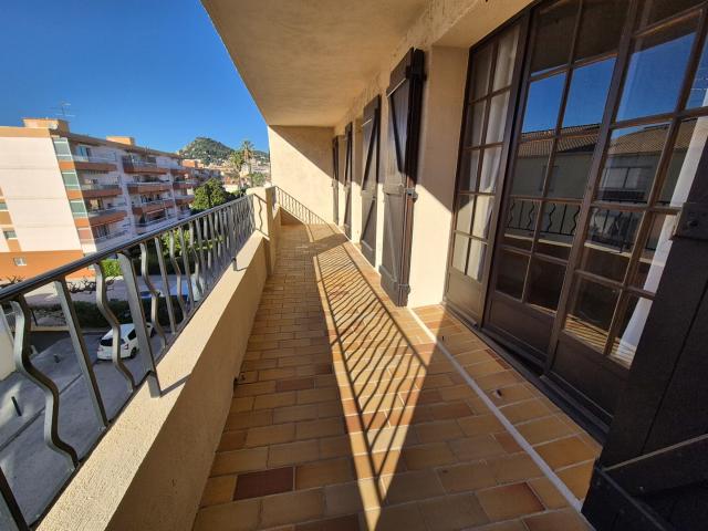 HYERES GARE Appartement en duplex avec deux grandes terrasse