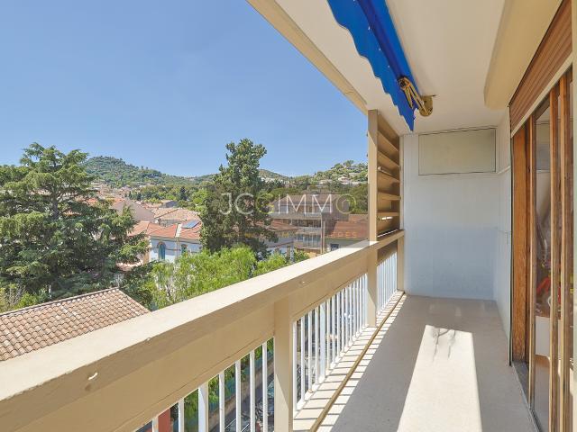 HYERES Grand T3 de 75,24 m2 Dernier étage avec ascenseur Vue dégagée Balcon Parking privatif Cave