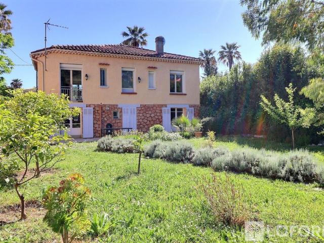 HYERES Dans un quartier privilégié, maison de 1936 avec su. 154m² Hyères