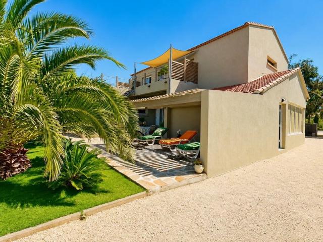 Hyères Le Pousset, villa composée de deux T3 indépendants face au site Natura 2000 des Pesquiers
