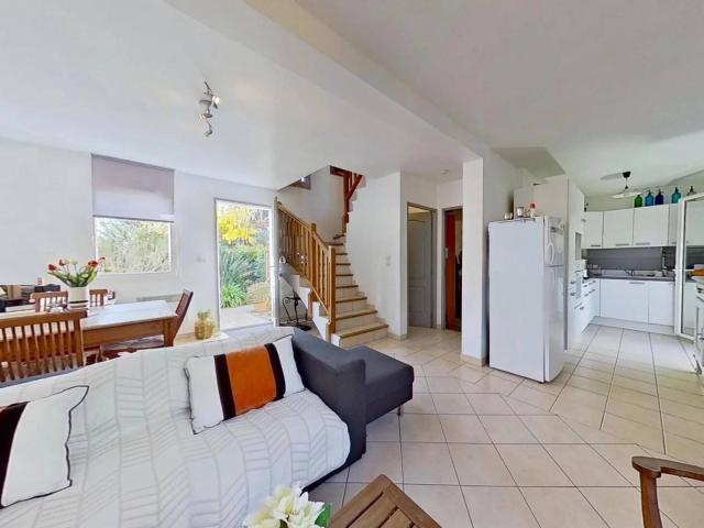 HYERES Maison avec jardinets, terrasse et garage, dans une petit