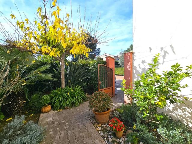 HYERES Maison avec jardinets, terrasse et garage, dans une petit