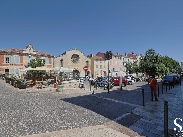 HYERES PARCOURS DES ARTS MURS COMMERCIAUX 54 m2 à vendre Entièrement rénové