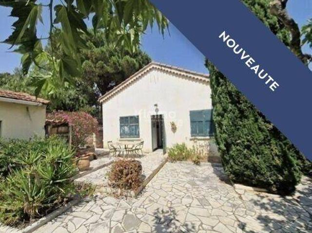 Hyères propriété à rénover avec maison et annexes en zone agrico