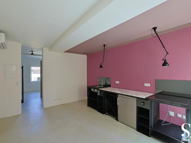 HYERES VIEILLE VILLE LOFT ATYPIQUE T2 à vendre Entièrement rénové