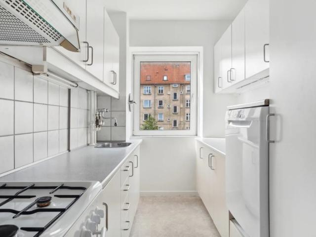 Hyggelig lejlighed med fransk altan i central beliggenhed
