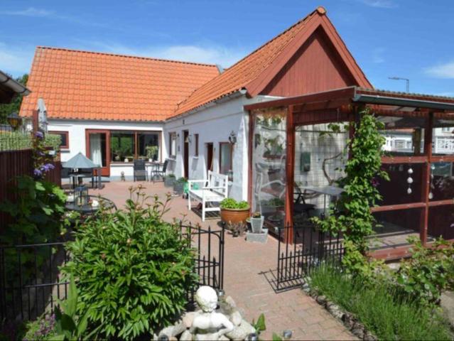 Hyggeligt landsbyhus dådyr i baghaven