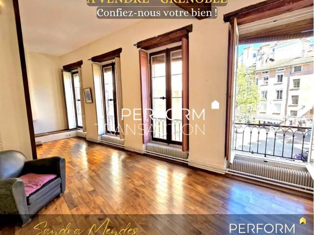Hyper centre Grenoble – Superbe T3 86 m² – Charme de l’ancien, poutres et cheminée