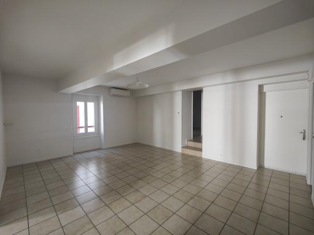 hyper centre de Saint Palais, T3 de 83 m2 au 1er étage