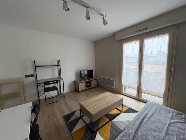 HYPER CENTRE NIORT Proche du Campus UCO, Studio meublé de 27m2 avec balcon