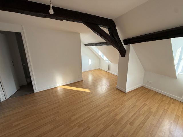 HYPERCENTRE APPARTEMENT DE TYPE F1 RENOVE