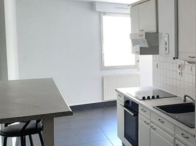 HYPERCENTRE Emplacement de premier choix Confortable appartement T4 situé dans une Résidence de Standing sécurisé. ASCENSEUR, Cave