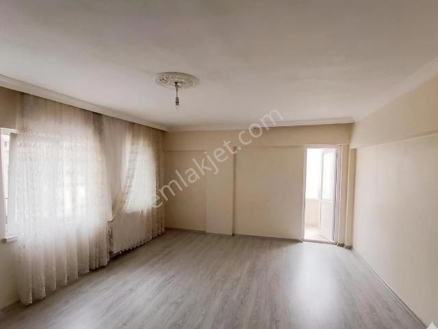 İmir Emlak Ofisinden 3+1 125m2 3.kat Ayyıldız Çarşı Yakını