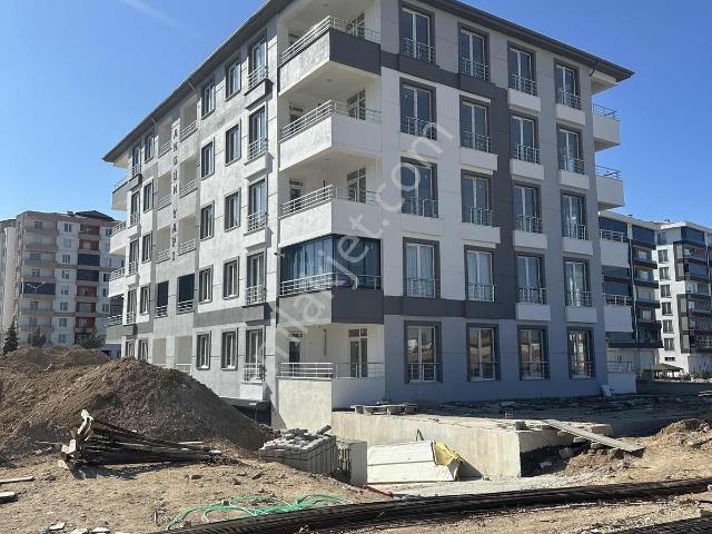 Başarı Emlak'tan Fatih M. Hastane Yolu Üzeri Satılık 3+1 Daire: Sıfır Binada Geniş Balkonlu Ve Ferah