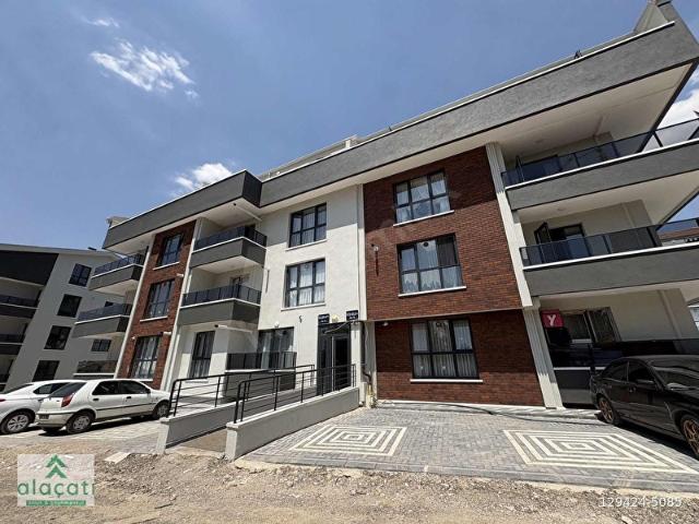 İNCEK'TE GİYİNME ODALI BAĞIMSIZ MUTFAKLI KAPALI OTOPARKLI 2+1
