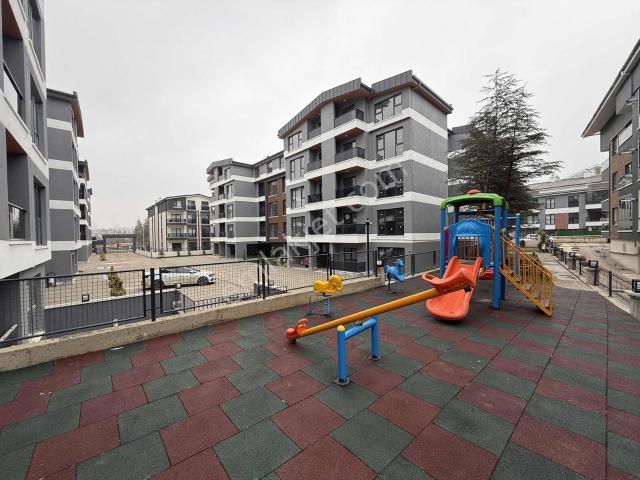 İncek'te Güvenlik'li Site'de Güney Cephe Bağımsız Mutfaklı Daire