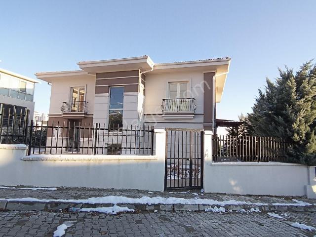 İncek Gökkuşağı Konaklarnda Emsalsiz 8+2 Satılık Villa