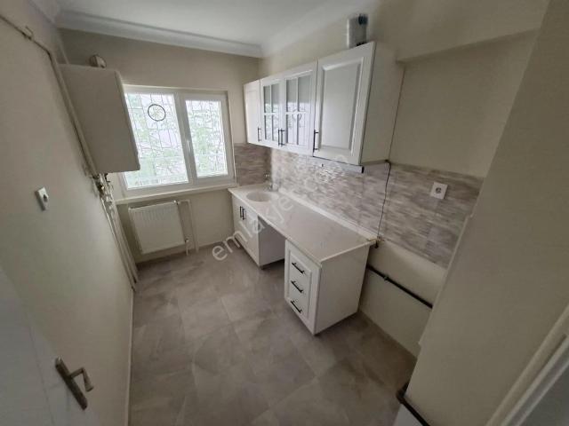 İncirli Merkezde 2+1 Ful Yapılı Düz Giriş Altında Daire Var