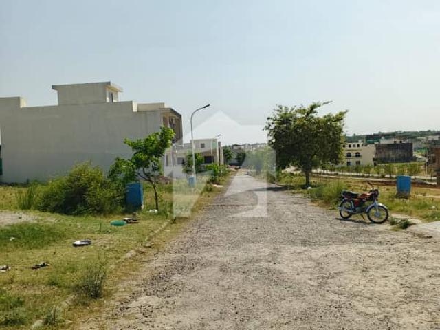 I am selling 10marla marla Residencial plot in Gulberg Residancia Block V