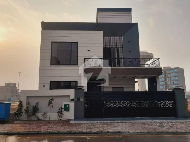 I am selling a 10 marla brand new house in bahria town lahore. Sector d