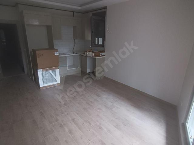 İdealtepede Cadde'ye 4. Bina Sıfır Bahçe Kullanımlı Kiralık 2+1