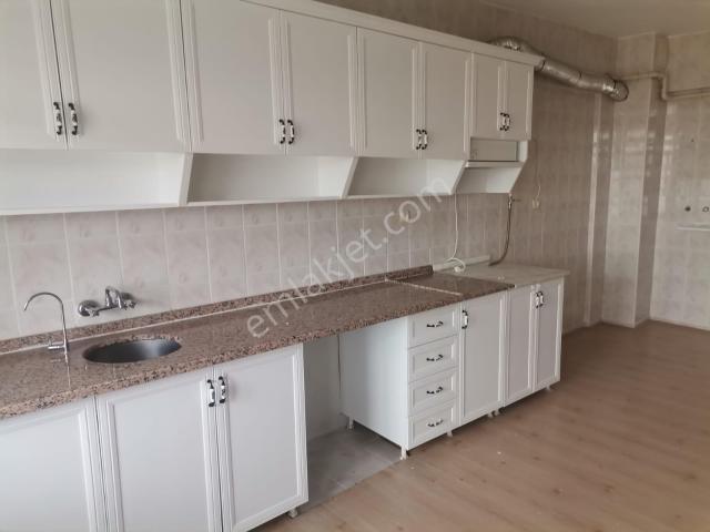Çiçekdağı Merkezde Kiralık Yapılı 3+1 Arakat Geniş Daire