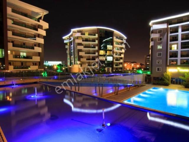 Çiçekpark'ta 4+1 Havuzlu, Güvenlikli, Otoparklı Lüks Daire