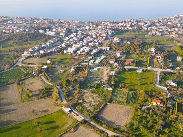 İçerisinde 1'i Havuzlu 2 Ev Bulunan Kekliktepe'ye Komşu Arazi