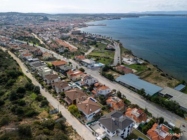 ÇİFTLİKKÖYDE DENİZ MANZARALI SATILIK TRİPLEKS VİLLA