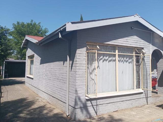 I found a property that might interest you! 5 bedrooms 2 bathrooms student house in Bloemfontein, w