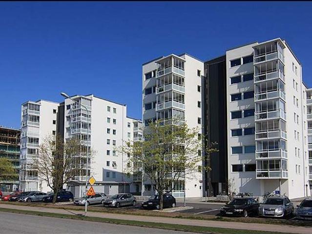 I hyran ingår varmhyra, vilket omfattar uppvärmning och 31m³ varmvatten per år. Även ett grundutbud av tv kanaler samt sophantering ingår. Endast hushållsel tillkommer. Fiber finns indraget i lägenheten. Rökfritt boende gäller för alla kontrakt tecknade från och med 2025 01 01, inklusive gemensamma utrymmen. P plats ingår. Inglasad balkong mot nordväst