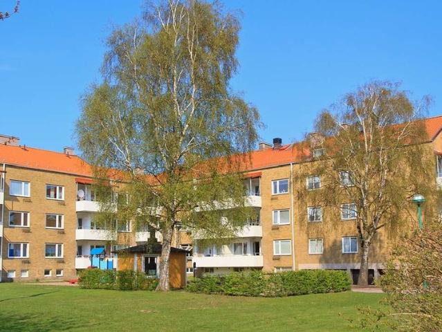 I hyran ingår varmhyra, vilket omfattar uppvärmning och varmvatten. Även ett grundutbud av tv kanaler samt sophantering ingår. Endast hushållsel tillkommer. Fiber finns indraget i lägenheten. Rökfritt boende gäller för alla kontrakt tecknade från och med 2025 01 01, inklusive gemensamma utrymmen
