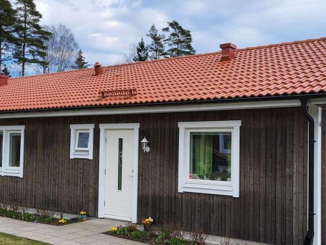 I hyran ingår varmhyra, vilket omfattar uppvärmning och varmvatten. Även ett grundutbud av tv kanaler samt sophantering ingår. Elavläsning görs av hyresgäst sista dagen i månaden och skickas till Fabo. Fiber finns ej indraget i lägenheten. Rökfritt boende gäller för alla kontrakt tecknade från och med 2025 01 01, inklusive gemensamma utrymmen