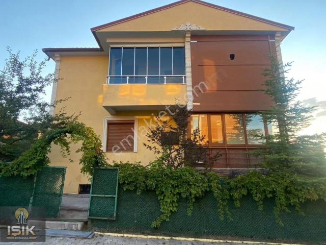 Işık Gayrimenkul'den Kayakyolun'da 7+1 Satılık Villa