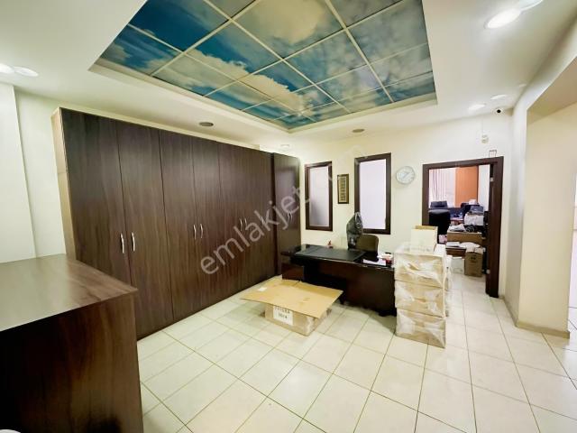İkitelli Osb De 110 M2 Yapılı Hazır Ofis 3 Oda Mutfak Wc İçinde