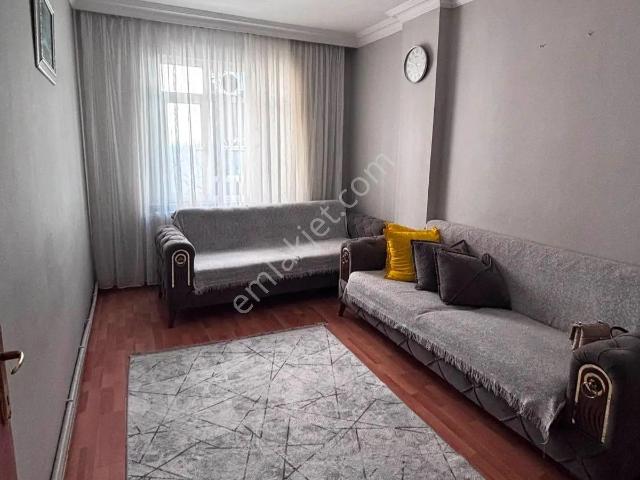 İkitelli M.akif'de Satılık 2+1 85m² Balkonlu 3.kat Ferah Daire!