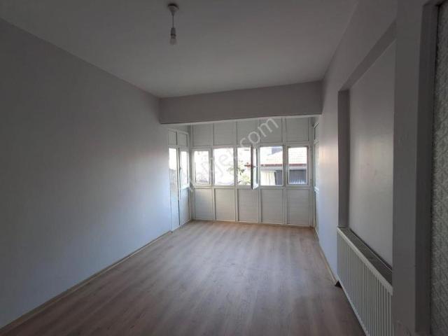 İkizler Gayrimenkul'den İpek Caddesinde Kiralık 2+1 Daire.