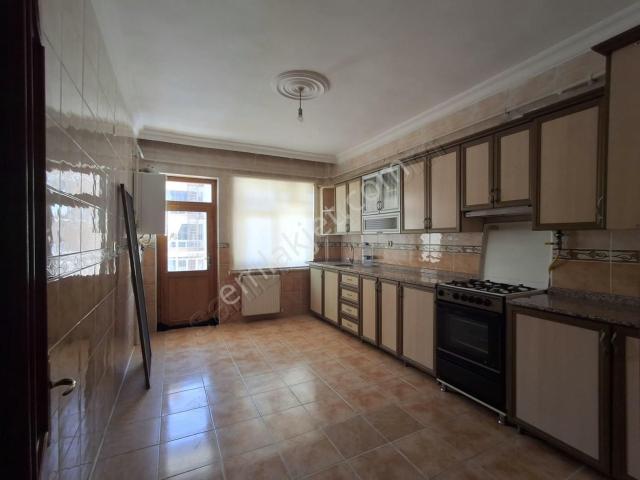 İkizler Gayrimenkul'den Paşaköşkünde Satılık 3+1 Yapılı Daire.