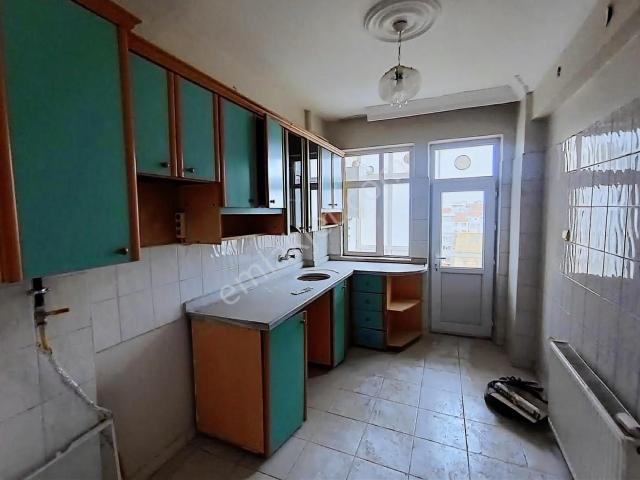 İkizler Gayrimenkul'den Paşaköşkünde Satılık 3+1 Ara Kat Daire.