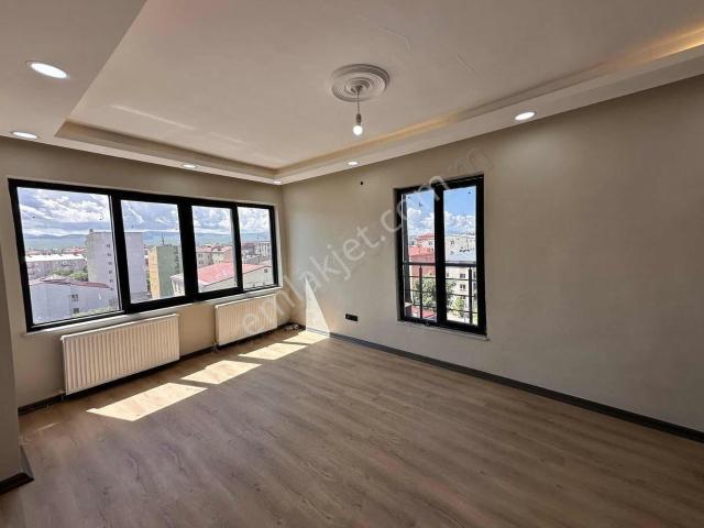 İks Emlaktan Kiralık Şehir Merkezinde Lüks Daire