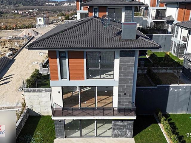 ŞİLE MEŞRUTİYET SİTEİÇİ MÜSTAKİL HAVUZLU SIFIR 5+1 TRİPLEX VİLLA