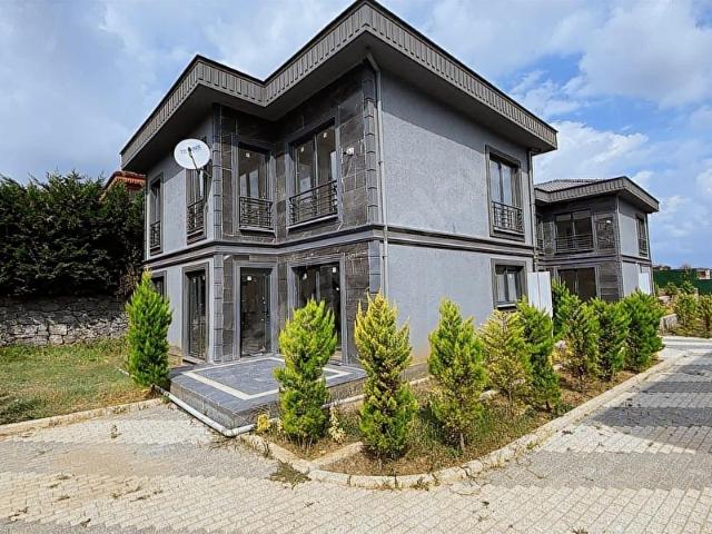 ŞİLE MEŞRUTİYET'TE BUTİK SİTE İÇİNDE 3+1 155 M2 İSKANLI DUBLEKS VİLLA