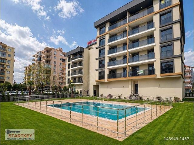 Çiğli Ataşehir'de Havuzlu ve Otoparklı Site'de 3+1 Satılık Daire