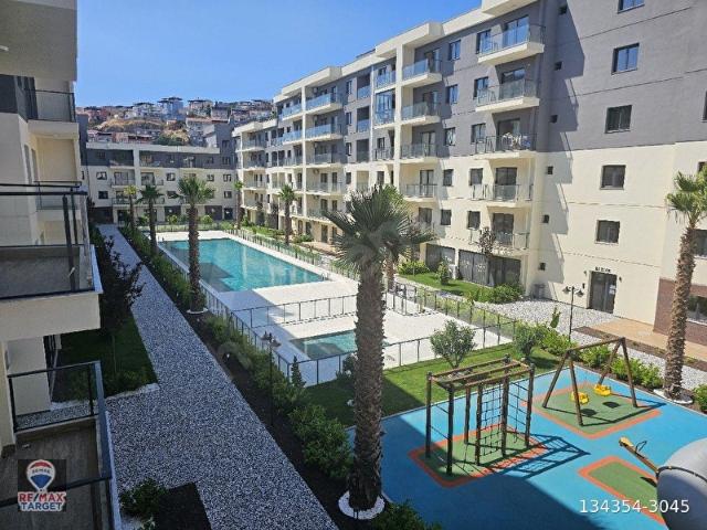 Çiğli Şirintepe'de Havuzlu Sitede, Geniş Balkonlu, Lüks Kiralık 1+1 Daire!