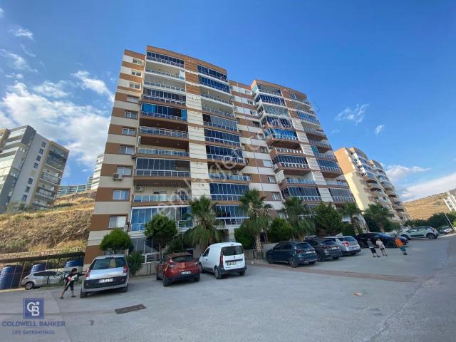 Çiğli Yakakent Mahallesi Çamlıkent Sitesi'nde Satılık 2+1 Daire