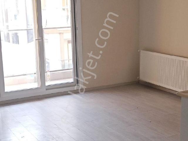 Çiğli Yeni Mahallede Satılık Arakat 2+1 Daire
