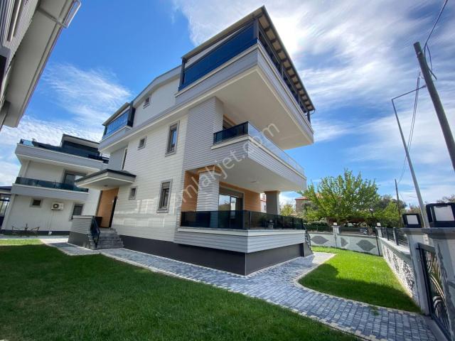 İlkbahar'dan Güre'de Denize Yakın 5+2 Site İçinde Yerden Isıtmalı Triplex Villa