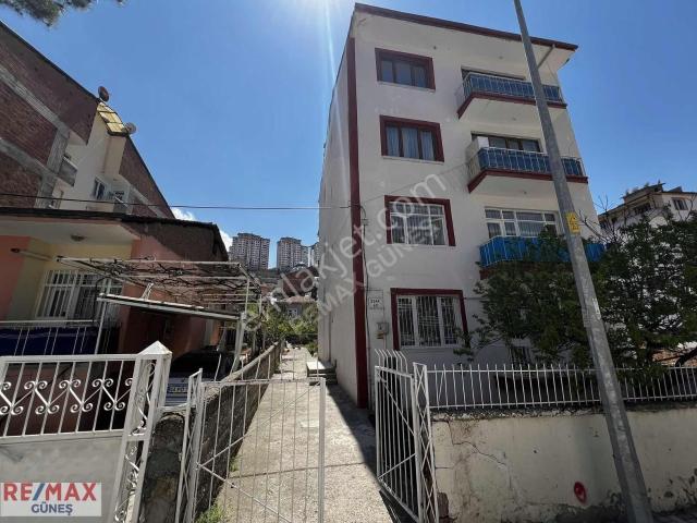 İpek Caddesinde Re/max Güneş'ten Satılık 3+1 Daire