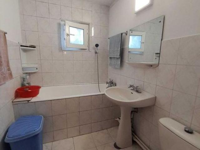 I rent a 3 room apartment, in the Podu Ros/Nicolina area